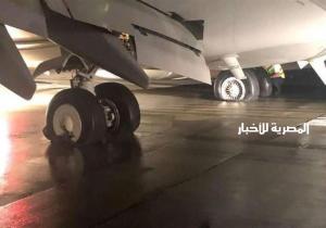 فريق فني لفحص طائرة مصر للطيران التي انفجر إطارها أثناء الهبوط