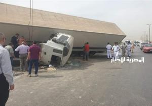 شلل مروري على طريق بنها المنصورة بسبب انقلاب سيارتي نقل