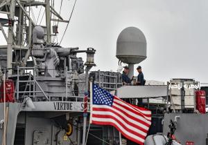 سفينة تابعة للبحرية الأمريكية ترسو في بورتسودان للمساعدة في إجلاء المواطنين الأمريكيين
