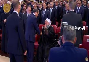 الرئيس السيسي يحرص على مصافحة الدكتور أحمد عمر هاشم.. تقديرا للعلم والعلماء