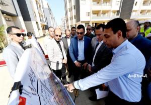 وزير الإسكان يتفقد وحدات المبادرة الرئاسية "سكن لكل المصريين".. وأعمال الطرق والمرافق بالتجمع السادس