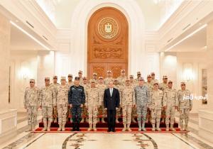 ننشر صور الرئيس السيسي يلتقي عددًا من قادة القوات المسلحة بمقر القيادة الإستراتيجية بالعاصمة الإدارية الجديدة