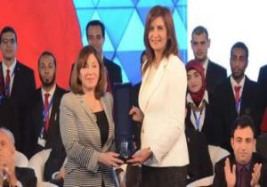 مصرية تحصل على أرفع وسام مدنى بكندا ووزيرة الهجرة: يا فرحة مصر ببناتها