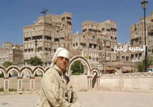 اليمن.. رئيس اتحاد الأدباء يعرض مكتبته للبيع