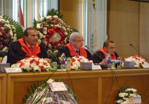 رئيس جامعة المنصورة يحكم رسالة دكتوراه للإصلاح الضريبي بمصر