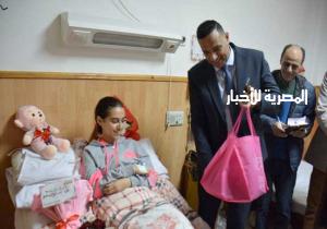 محافظ الدقهلية يزور طالبة مصابة في حادث "ملاهي المنصورة" ويؤكد: "لن أترك المتسببين في إصابة أبنائنا"