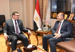 وزيرا الإسكان والعمل يبحثان شئون العمالة بشركات المياه والصرف وجميع العاملين بقطاع التشييد والبناء
