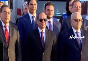 صورة تذكارية للرئيس السيسي مع المشاركين في مبادرة «كتف في كتف»