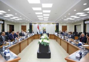 وزير قطاع الأعمال العام يلتقي برؤساء شركات القطن والغزل والنسيج
