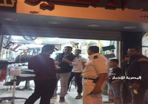 غلق وتشميع ٤ محلات ومقاهي لمخالفتهم مواعيد الحظر بكفر الدوار