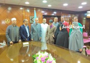محافظ كفرالشيخ يسلم 4 تأشيرات رحلات عمرة لحفظة القرآن الكريم