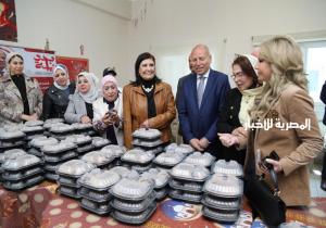 نائبة رئيسة المجلس القومي للمرأة ومحافظ القاهرة يتفقدان مطبخ المصرية بحي الأسمرات