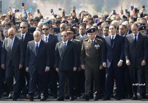 تشييع جثمان الرئيس المصري الراحل حسني مبارك في جنازة عسكرية بحضور السيسي