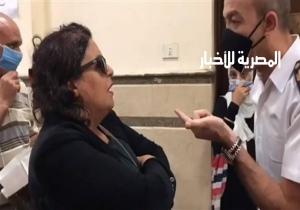 دفاع «سيدة المحكمة» يقدم تقريرًا طبيًا بمرضها نفسيًا