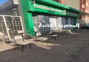 شباب قرية محلة أبو على يضعون كراسى أمام مكتب البريد لمنع تزاحم المواطنين