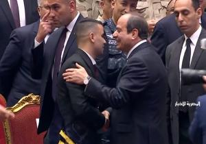 الرئيس السيسي يلبي طلب شاب بالتقاط صورة معه: «أنا اللى أجيلك»