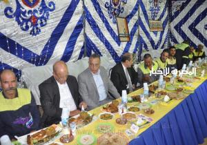 محافظ الجيزة يشارك عمال النظافة الإفطار