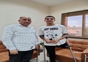 رئيس مدينة بدرجة إنسان.. تكريم الكابتن فارس في منزله بالحوامدية