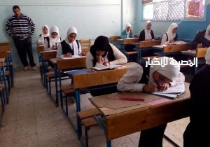 إحالة معلم للتحقيق بعد محاولته تصوير ورقة الامتحان بالإعدادية في القاهرة
