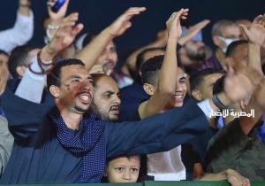بكاء ومناجاة وتحليق روحاني.. مشاهد خاصة للجمهور من حفل ياسين التهامي بمهرجان القلعة | صور