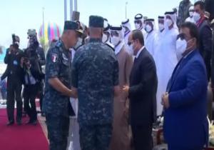 قائد القوات البحرية يقدم هدية رمزية الرئيس السيسي بمناسبة افتتاح قاعدة 3 يوليو