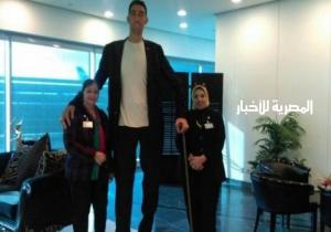 أطول رجل في العالم يصل القاهرة للترويج للسياحة