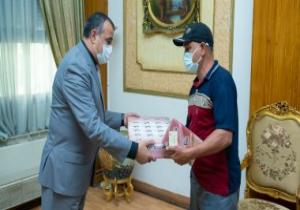 الإنتاج الحربى تهدى طالبة من ذوى الهمم " تابلت" من إنتاج مصانعها
