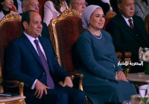 الرئيس السيسي والسيدة قرينته يستمعان لفقرة شعرية من تقديم فارس قطرية حول المرأة المصرية
