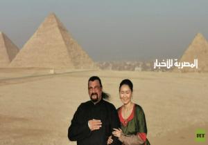 ستيفن سيغال وزوجته وسط أهرام مصر