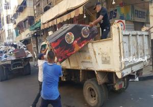 حملة للتفتيش على رخص المحلات ورفع الإشغالات بحي غرب المنصورة