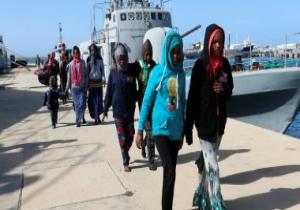 فرار أكثر من 100 مهاجر بمخيم مهربين فى ليبيا
