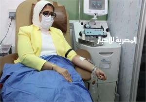 وزيرة الصحة تتبرع بالدم.. وتؤكد زيادة مراكز سحب البلازما لـ20 مركزا