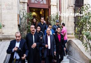 أنور السادات يغادر مقر مجلس النواب خلال التصويت على إسقاط عضويته