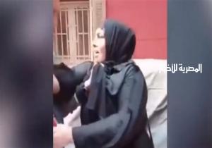 صفعات على الوجه وتعمد تصويرها.. القبض على بطل فيديو ضرب سيدة أمام أطفالها بالوراق