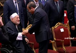 الرئيس السيسي يُصافح الشيخ أحمد عمر هاشم في احتفالية وزارة الأوقاف بليلة القدر