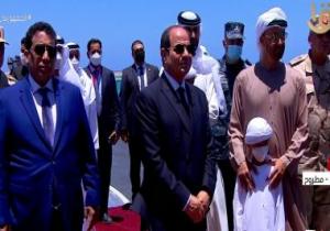 الرئيس السيسي يلتقط صورا تذكارية مع ضيوف مصر خلال افتتاح قاعدة 3 يوليو