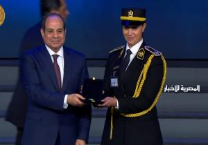 الرئيس السيسي يمنح عددًا من ضباط الشرطة نوط الامتياز من الطبقتين الثانية والثالثة