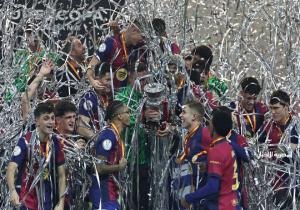 شاهد احتفالات لاعبي برشلونة بكأس السوبر الإسباني (فيديو)