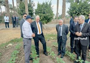 وزير الزراعة يتفقد المزارع البحثية والإرشادية ويشيد بجهود الباحثين