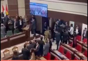 شاهد عراكاً تفجر داخل البرلمان.. صراخ ولكمات بين نواب عراقيين