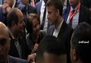 ترحيب كبير من المواطنين بالرئيس السيسي ونظيره الفرنسي إيمانويل ماكرون أثناء جولتهما بالقاهرة| صور وفيديو