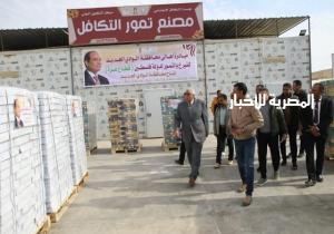 محافظ الوادي الجديد يتفقّد قافلة المساعدات الإنسانية لقطاع غزة