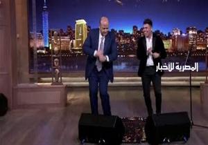 عمرو أديب يرقص على الهواء مع عبد الباسط حمودة وعمر كمال / فيديو