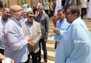 محافظ بني سويف يلتقى المواطنين ويستمع لمطالبهم وشكواهم  عقب أداء  شعائر صلاة الجمعة