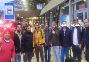 مطار القاهرة يستقبل 11 بحارًا مصريا كانوا عالقين في أوكرانيا | صورة