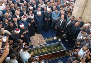 بحضور الآلاف.. شيخ الأزهر يشهد صلاة الجنازة على الدكتور أحمد عمر هاشم| صور