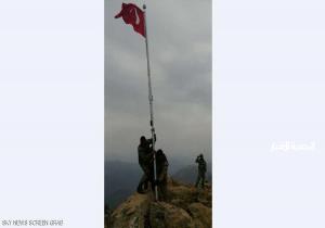 جنود أتراك يرفعون علم بلدهم شمالي العراق