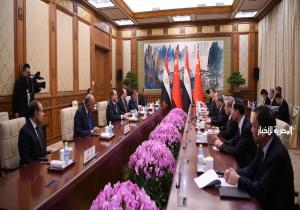 المتحدث الرئاسي ينشر صور لقاء الرئيس السيسي بـ رئيس مجلس الدولة الصيني
