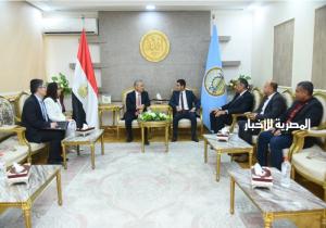 سفير كوريا الجنوبية يهدي مكتبة مصر بمطروح 120 كتابًا.. يشيد بالمشروعات التنموية