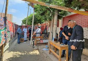 رئيس حي غرب المنصورة يتفقد محيط مقرات لجان امتحانات الشهادة الثانوية